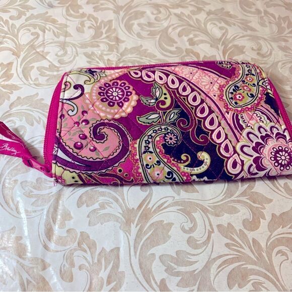 Vera Bradley ‘Very Berry Paisley’ Wallet Zip Around Closure Gorgeous clean - Picture 2 of 3